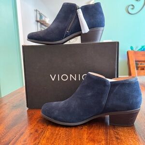 Vionic Women’s NWT Suede Ankle Boots - Shyanne Navy color Size 11 Wide